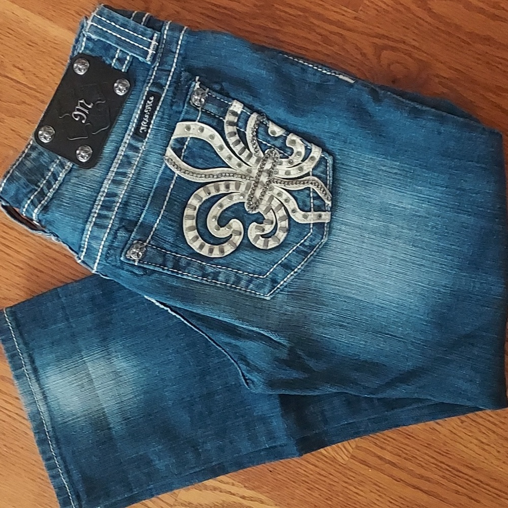 MISS ME Distressed Fleur De Lis Capri's